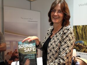 Keynote speaker Karin Bijsterveld visiting the Ecophon booth. 