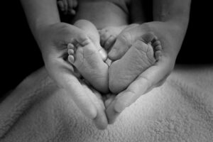 baby-feet-1527456_1920