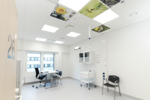 Good acoustics is easy to combine with good aesthetics. Delivery room at Tampere University Hospital with Ecophon Hygiene Performance ceiling and Ecophon Akusto Wall tiles with colors and prints. Photo Outi Aalto.