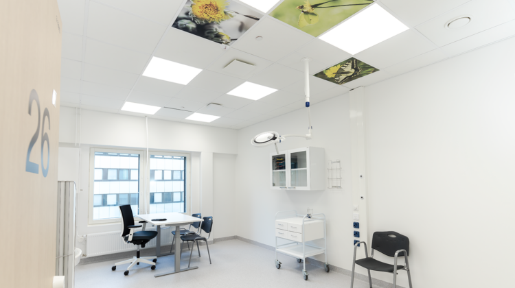 Good acoustics is easy to combine with good aesthetics. Delivery room at Tampere University Hospital with Ecophon Hygiene Performance ceiling and Ecophon Akusto Wall tiles with colors and prints. Photo Outi Aalto.